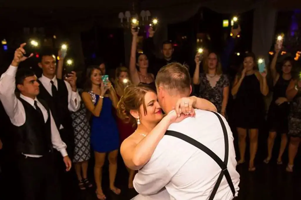 last-dance-cell-phone-lights-ferrantes-lakeview-wedding-dj-greensburg-pa